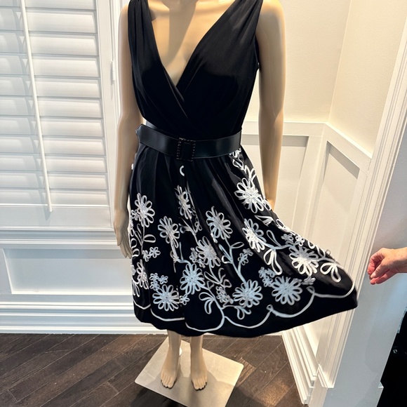 Laura Dress Size 6 BEAUTIFUL Cut and Style - Picture 3 of 7